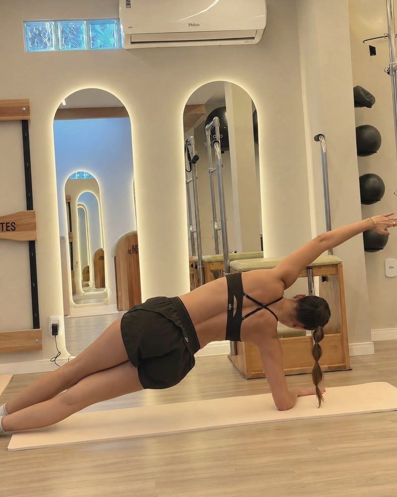 Prancha lateral em frente aos espelhos em arco iluminados